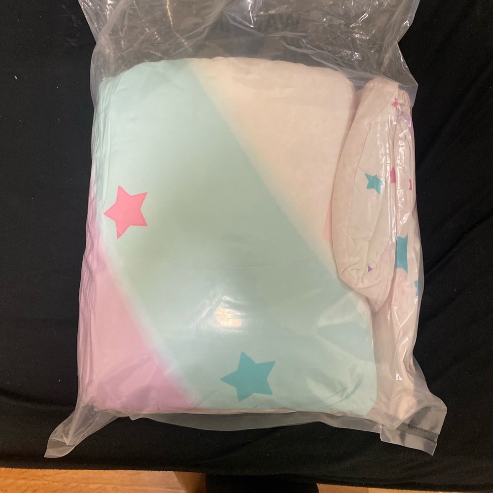Twin size comforter with sheets